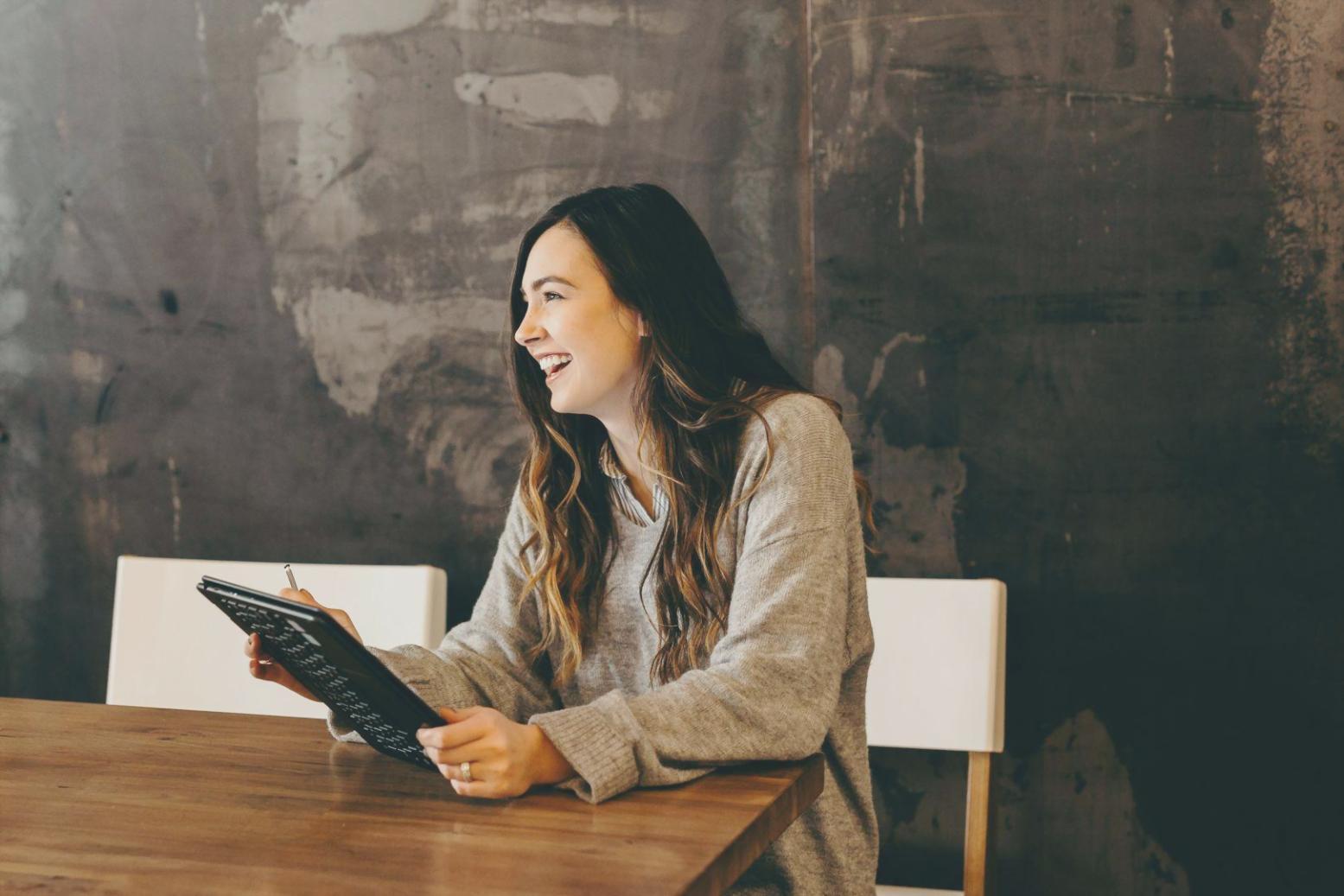 Scrivania con documenti finanziari e analisi di bilancio