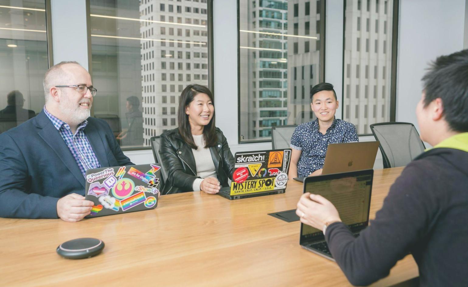 Partecipanti che lavorano su analisi di bilancio durante un workshop