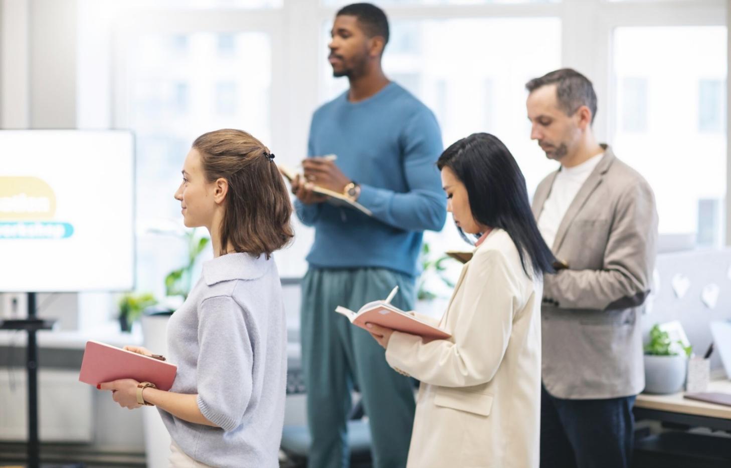 Persona che lavora su documenti finanziari con calcolatrice e grafici